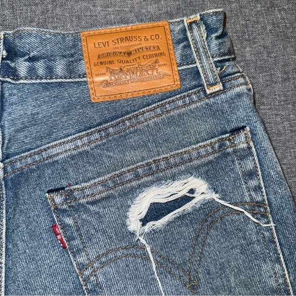 Levi's Distressed Wedgie Short Medium Wash - Picture 3 of 8